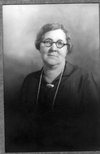 Nina-Mae-portrait-1920.jpg