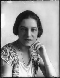 Suzanne-Lenglen-portrait-1924-426x555.jpg