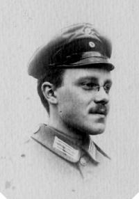 Young-German-Officer-rimless-pince-nez-1929-portrait.jpg