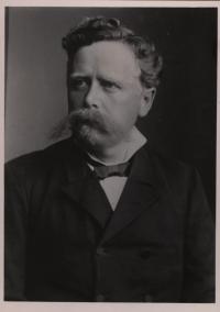 Lucas-Tetlow.jpg